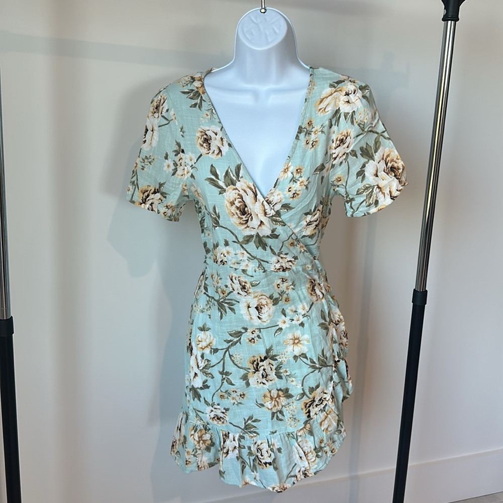 Wrap dress perfect for Spring and summer - Picture 2 of 8